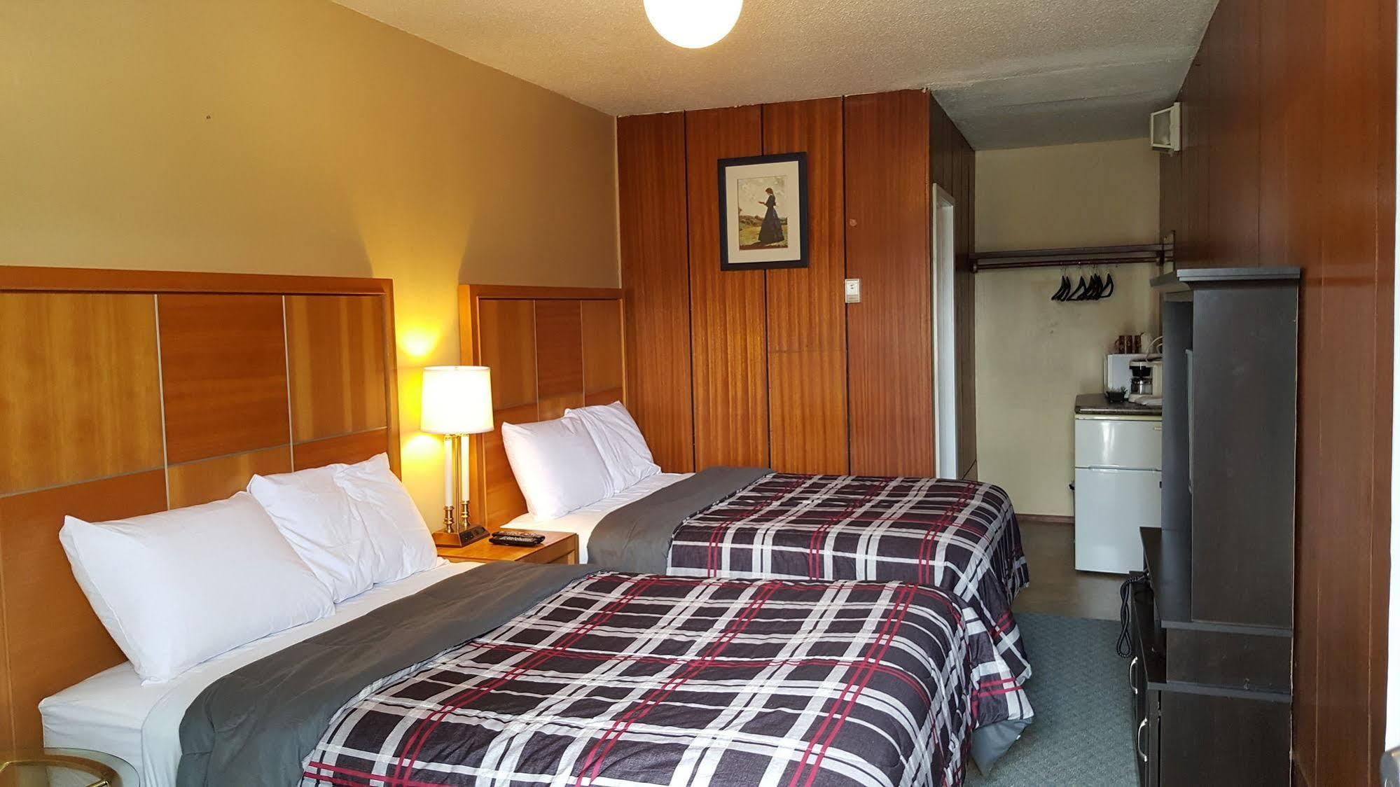Plaza Motel Penticton Bagian luar foto