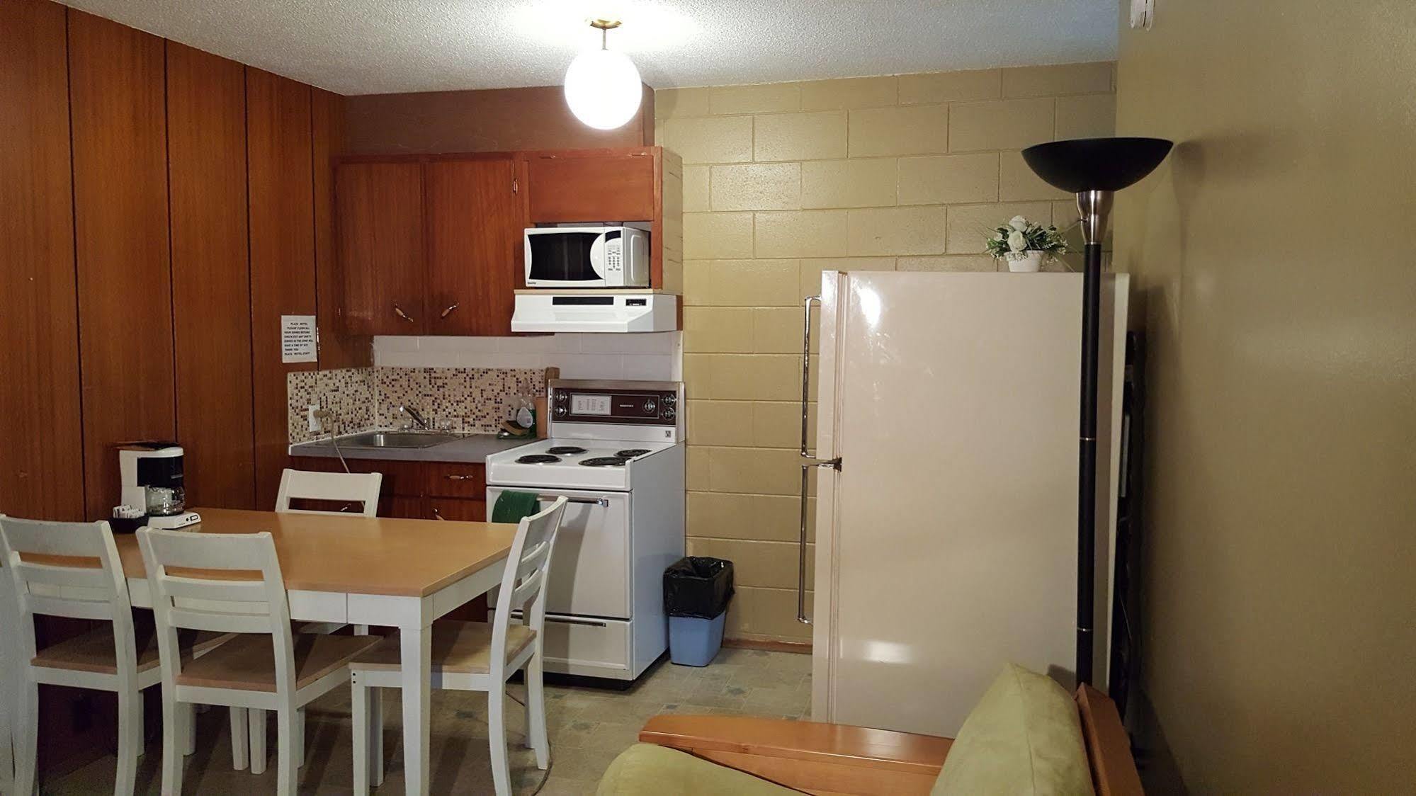 Plaza Motel Penticton Bagian luar foto