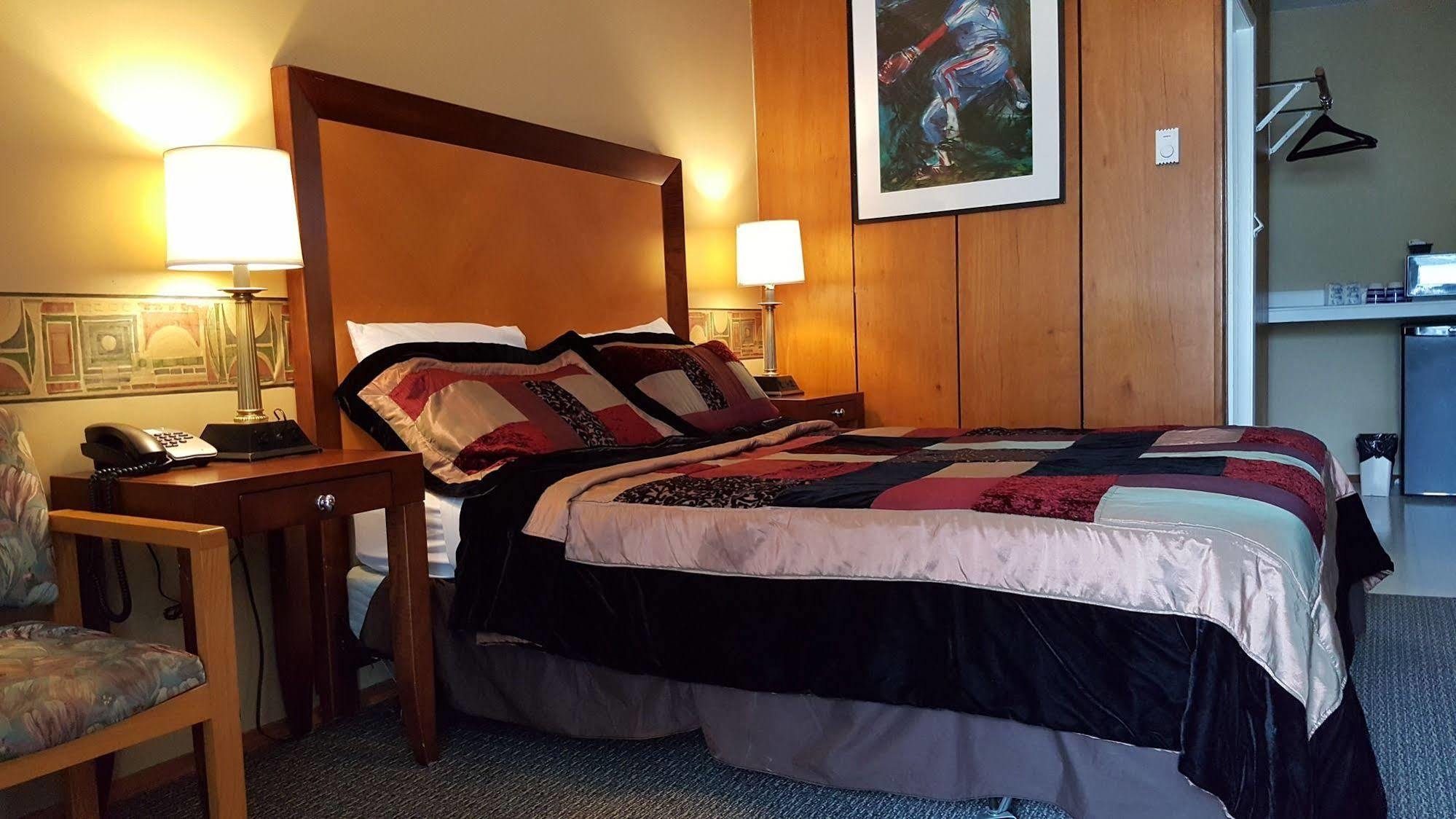 Plaza Motel Penticton Bagian luar foto