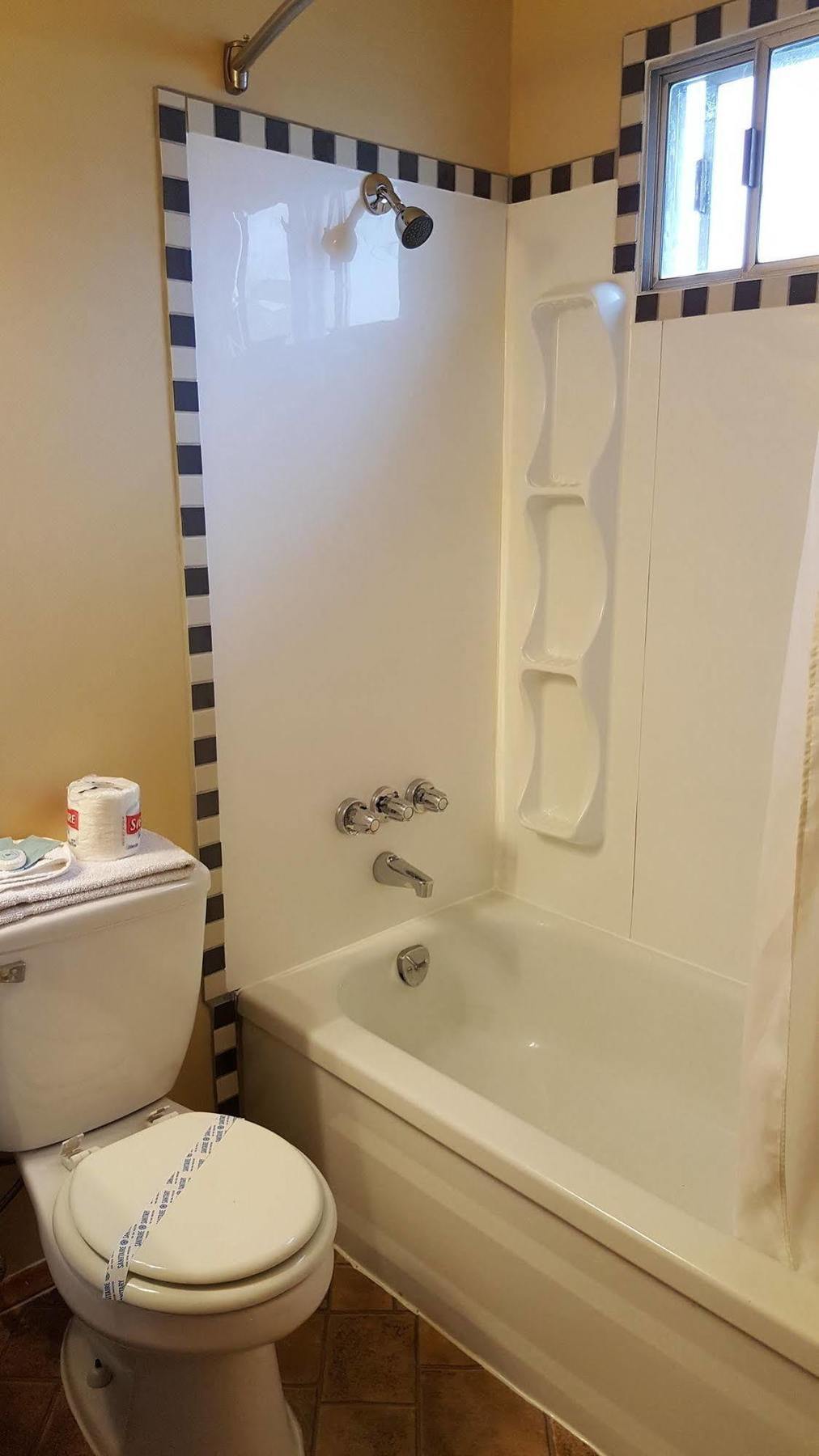 Plaza Motel Penticton Bagian luar foto