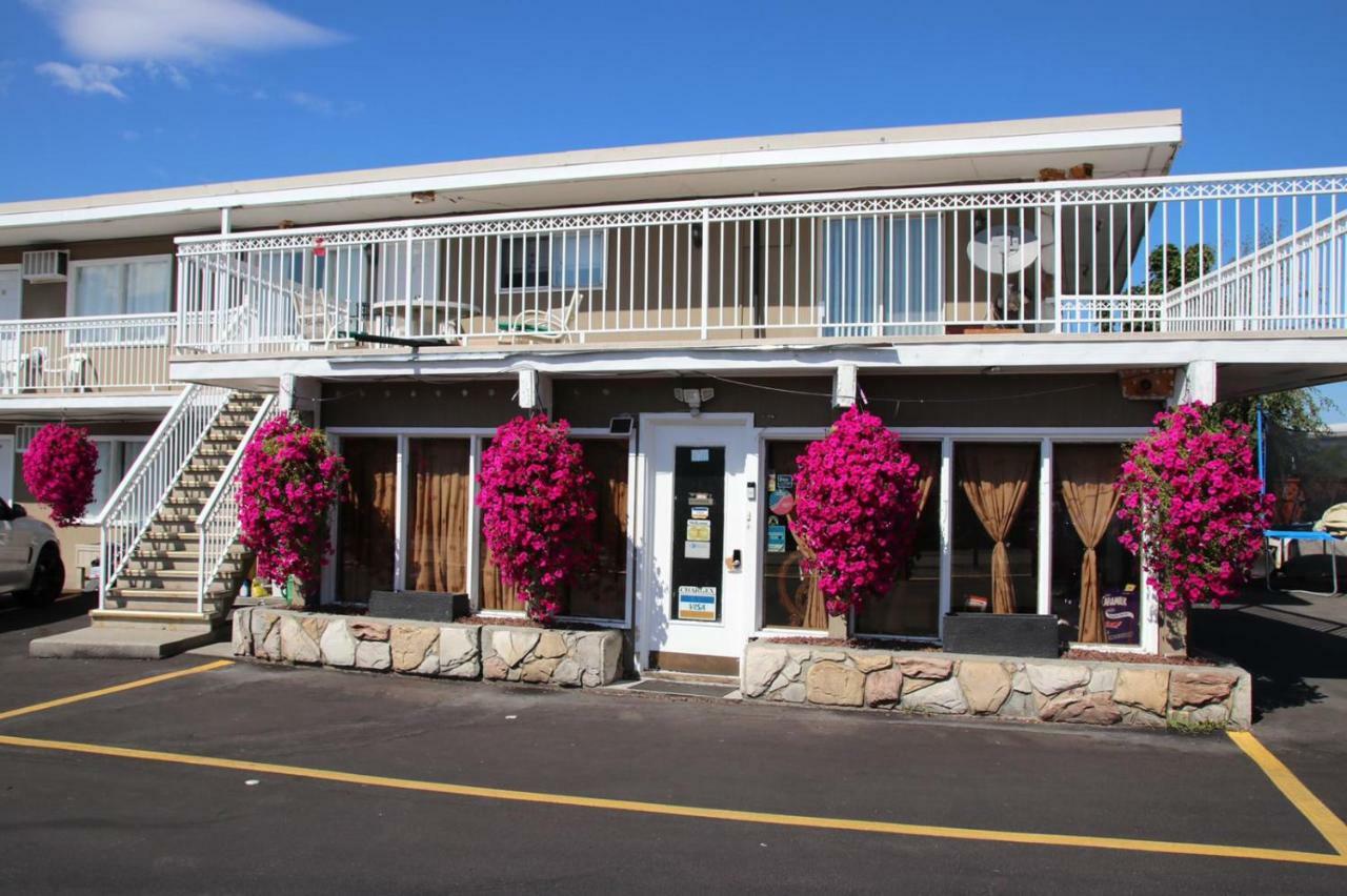 Plaza Motel Penticton Bagian luar foto