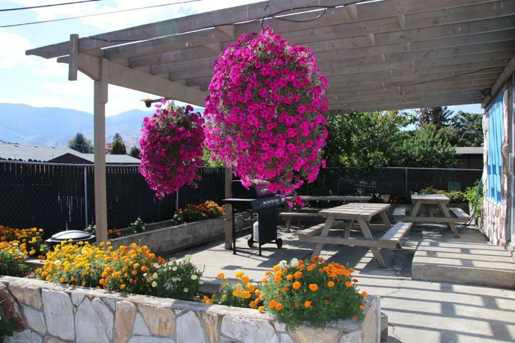 Plaza Motel Penticton Bagian luar foto