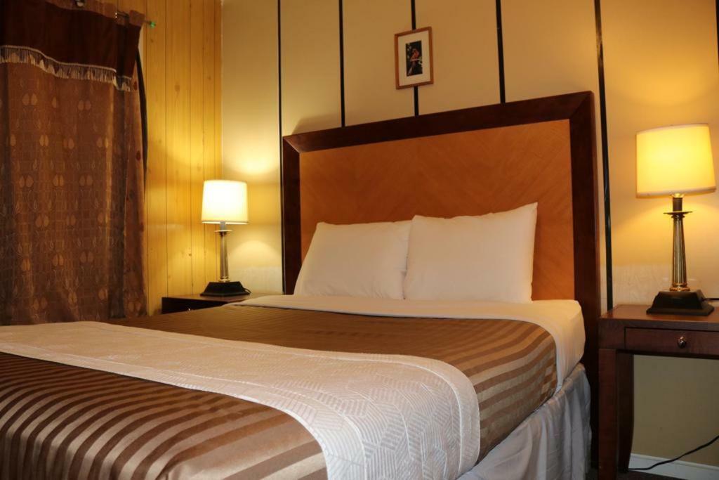 Plaza Motel Penticton Bagian luar foto